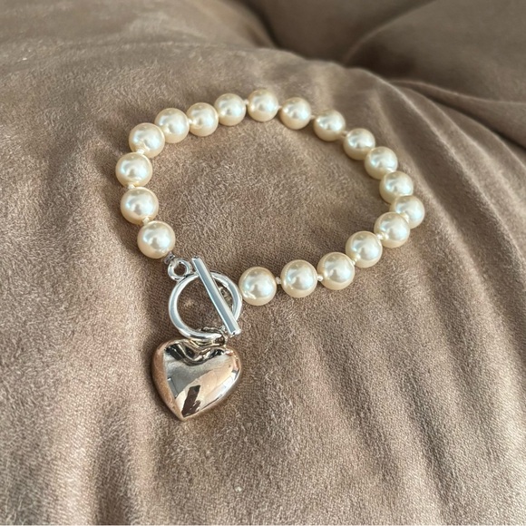 Elegant Faux Pearl Bracelet with Heart Charm - Picture 1 of 3